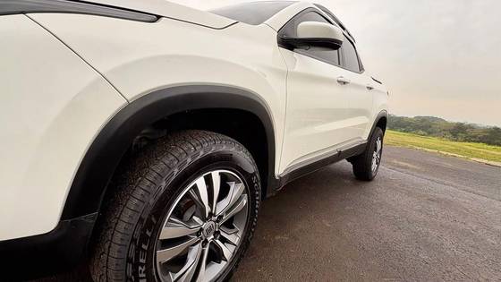 FIAT TORO 2.0 16V TURBO DIESEL FREEDOM 4WD AT9 FIAT TORO 2.0 16V TURBO DIESEL FREEDOM 4WD AT9